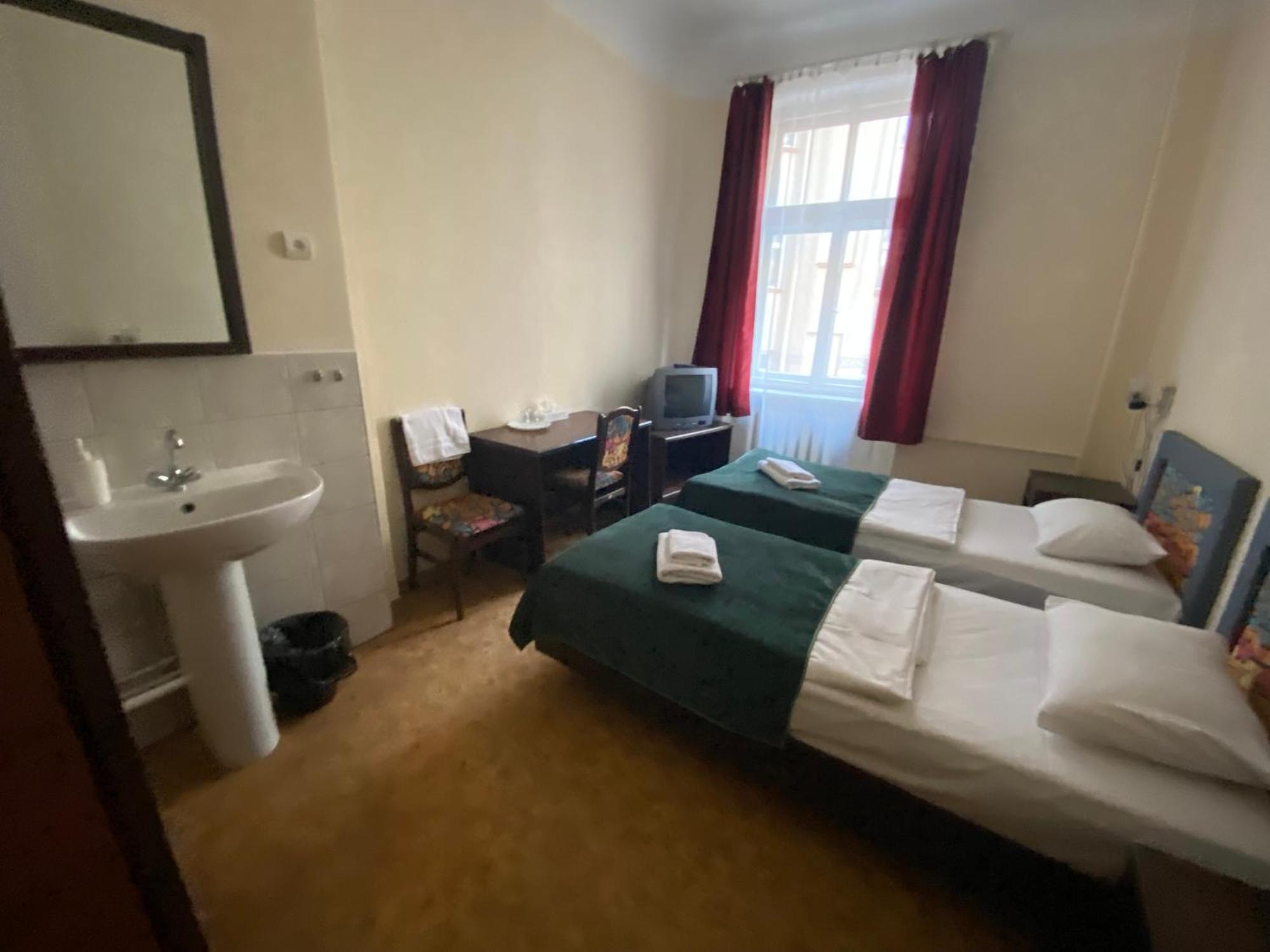 Viktorija With Private Hostal *